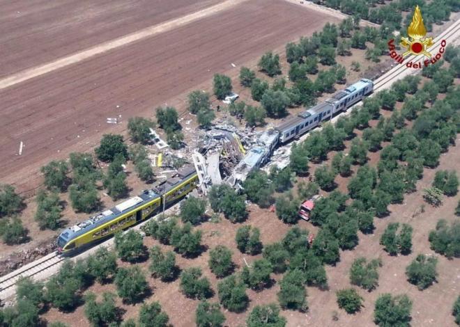 Al menos 27 muertos y heridos en un choque entre dos trenes en el sur de Italia Al menos 27 muertos y heridos en un choque entre dos trenes en el sur de Italia