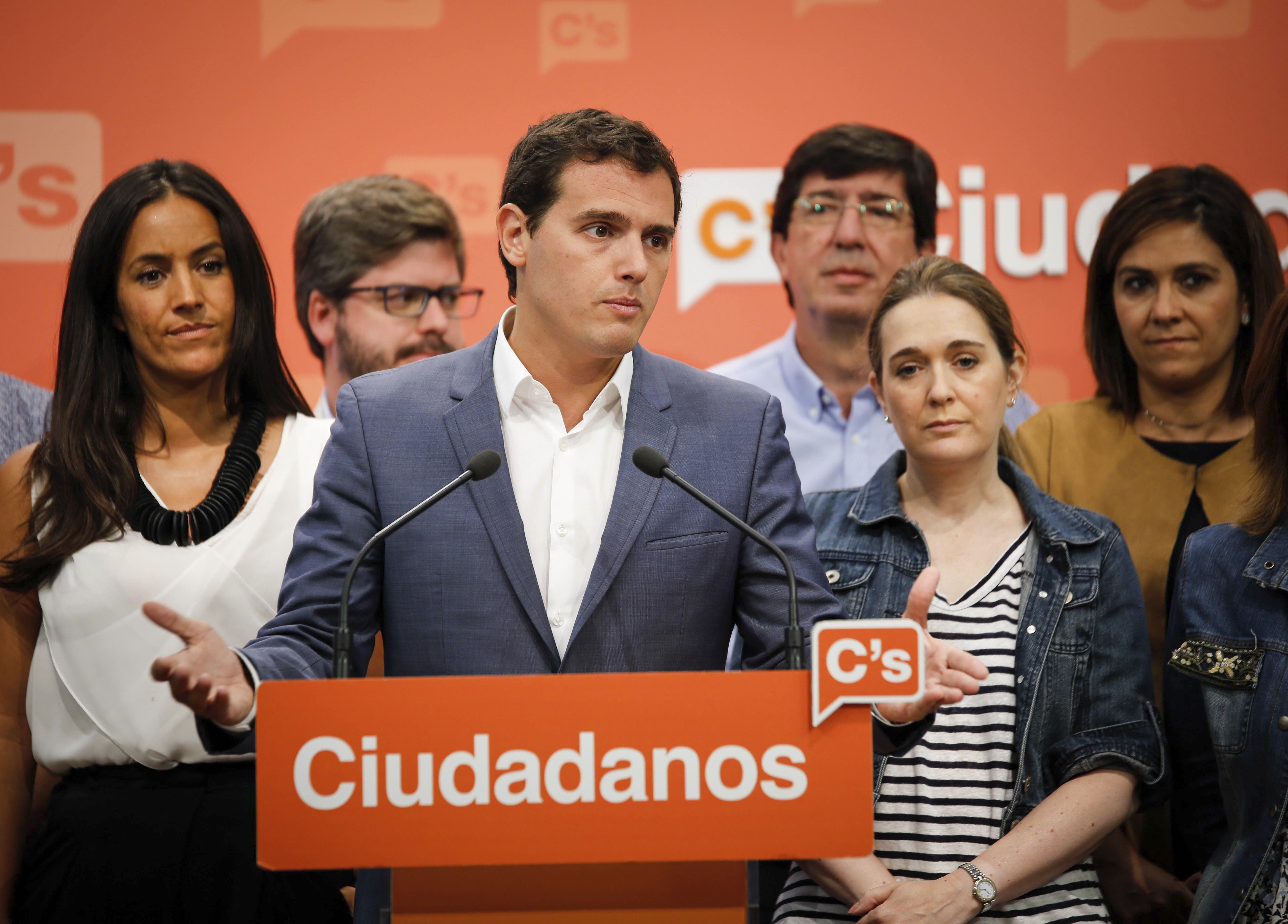 Albert Rivera espera que Rajoy opte a la investidura y el PSOE se abstenga Albert Rivera espera que Rajoy opte a la investidura y el PSOE se abstenga