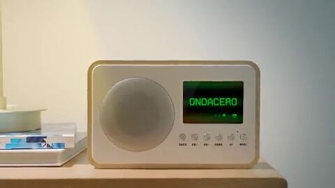 Frame 1.37392 de: Hincha t&uacute; eres el mejor, escuchando El Transistor...