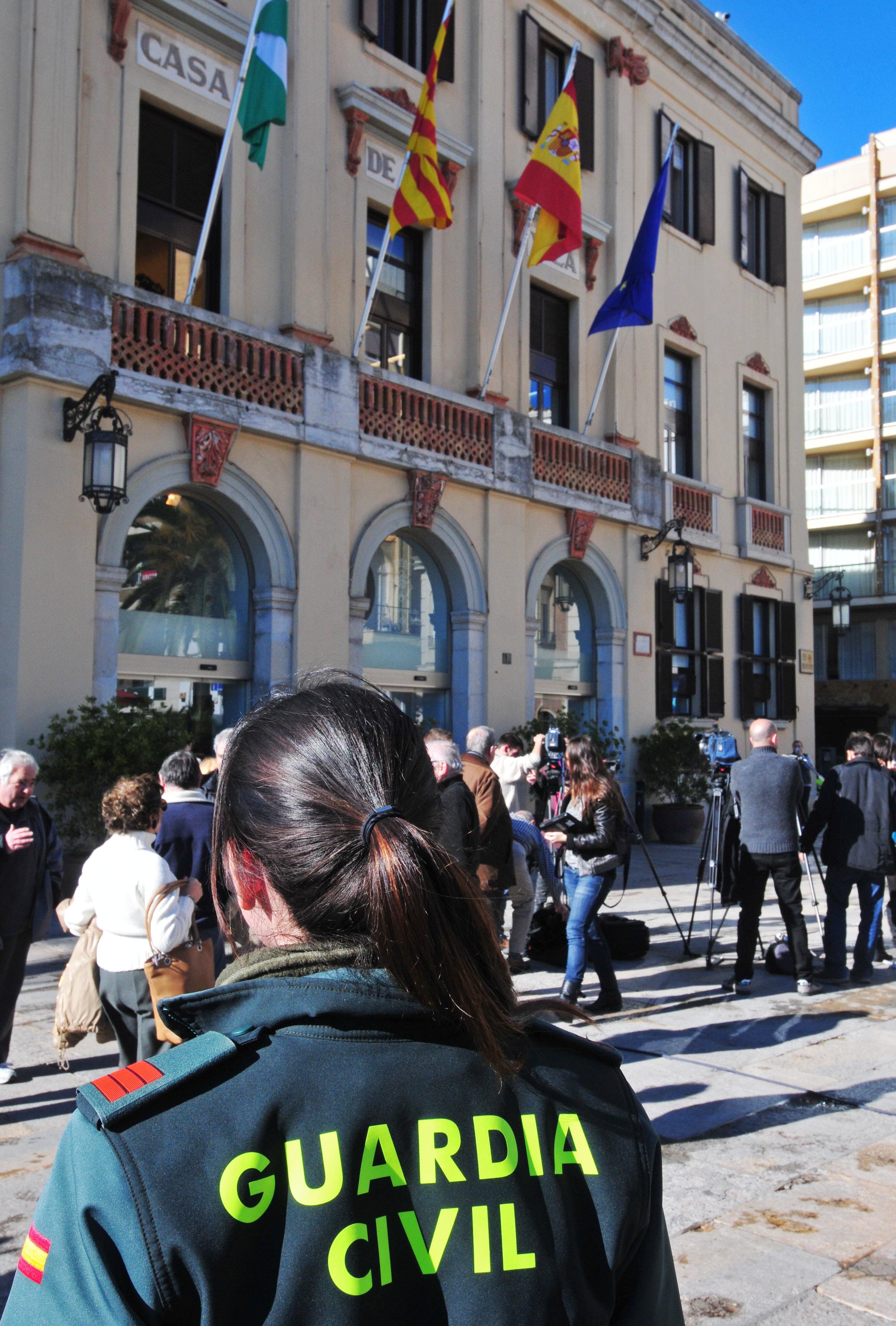 Tres detenidos en una operación por adjudicaciones fraudulentas en el Ayuntamiento de Lloret de Mar Tres detenidos en una operación por adjudicaciones fraudulentas en el Ayuntamiento de Lloret de Mar