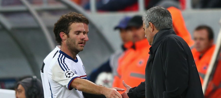 Mourinho amenza a Mata con bajarle al filial si no abandona el Manchester United Mourinho amenza a Mata con bajarle al filial si no abandona el Manchester United