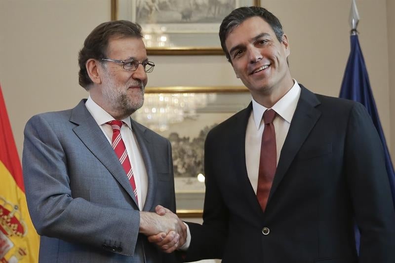Rajoy y Sánchez se reúnen durante hora y cuarto en el Congreso Rajoy y Sánchez se reúnen durante hora y cuarto en el Congreso