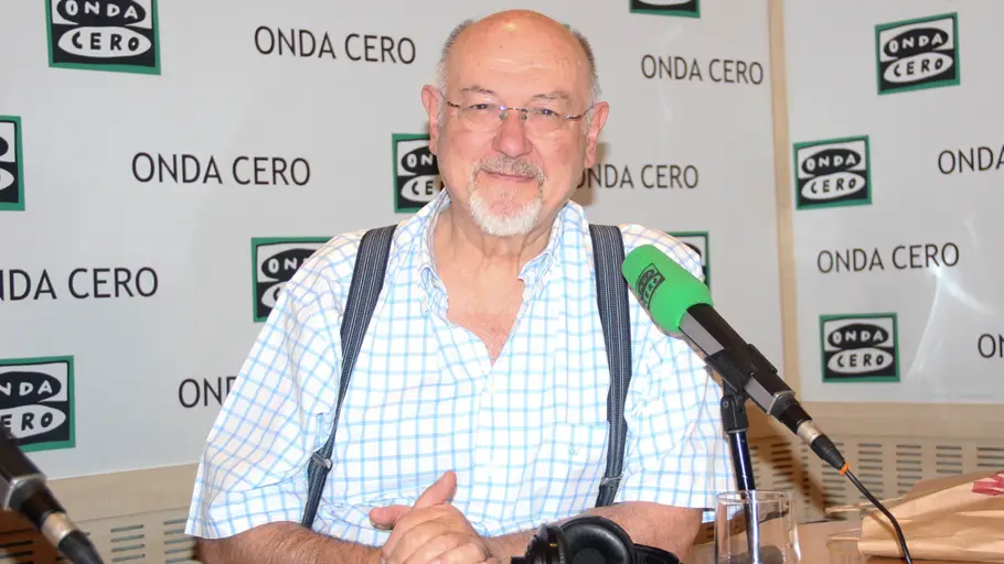 Juan Eslava Galán en los estudios de Onda Cero Juan Eslava Galán en los estudios de Onda Cero