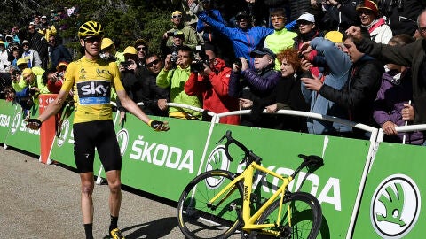 Chris Froome, con su bicicleta en la valla