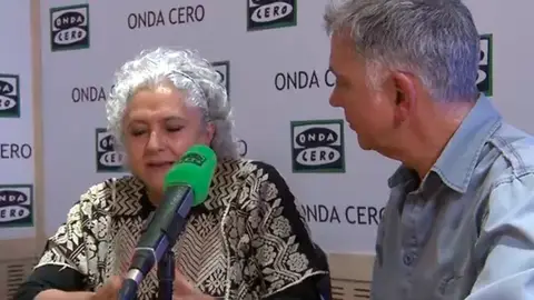 Laura Esquivel con Juan Ramón Lucas durante la última pregunta en Más de uno Laura Esquivel con Juan Ramón Lucas durante la última pregunta en Más de uno