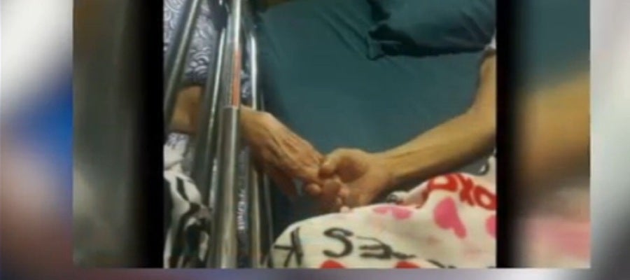 Marido y mujer mueren sujetándose las manos Marido y mujer mueren sujetándose las manos