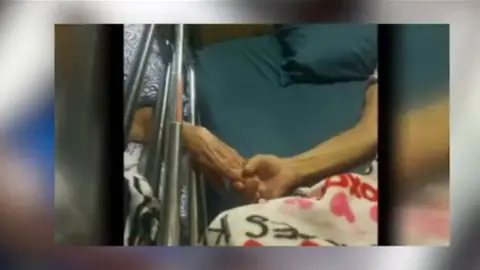 Marido y mujer mueren sujetándose las manos Marido y mujer mueren sujetándose las manos