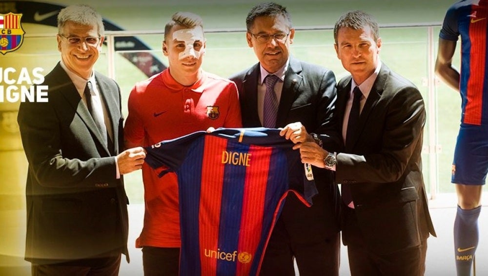 Digne, presentado como jugador del Barça