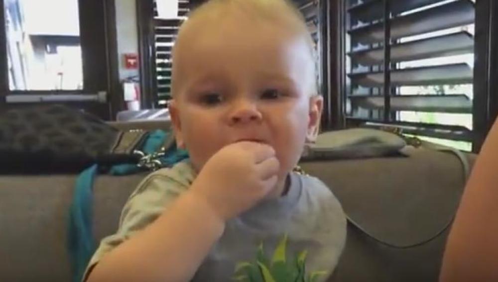 La reacción del bebé al comer arándanos amargos