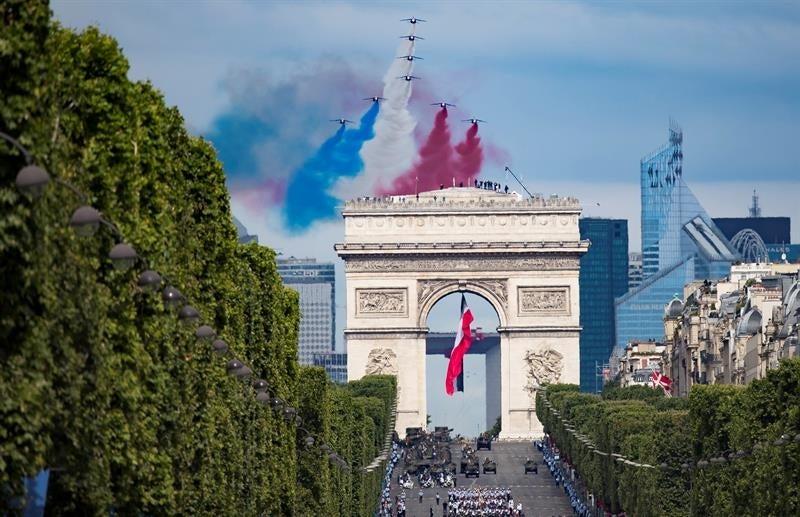 Hollande preside por última vez como jefe de Estado el desfile por el Día de la Bastilla Hollande preside por última vez como jefe de Estado el desfile por el Día de la Bastilla