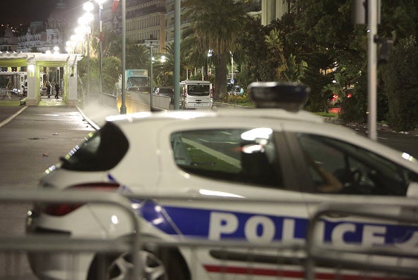 La Policía francesa detiene a un hombre armado con un machete en Niza La Policía francesa detiene a un hombre armado con un machete en Niza