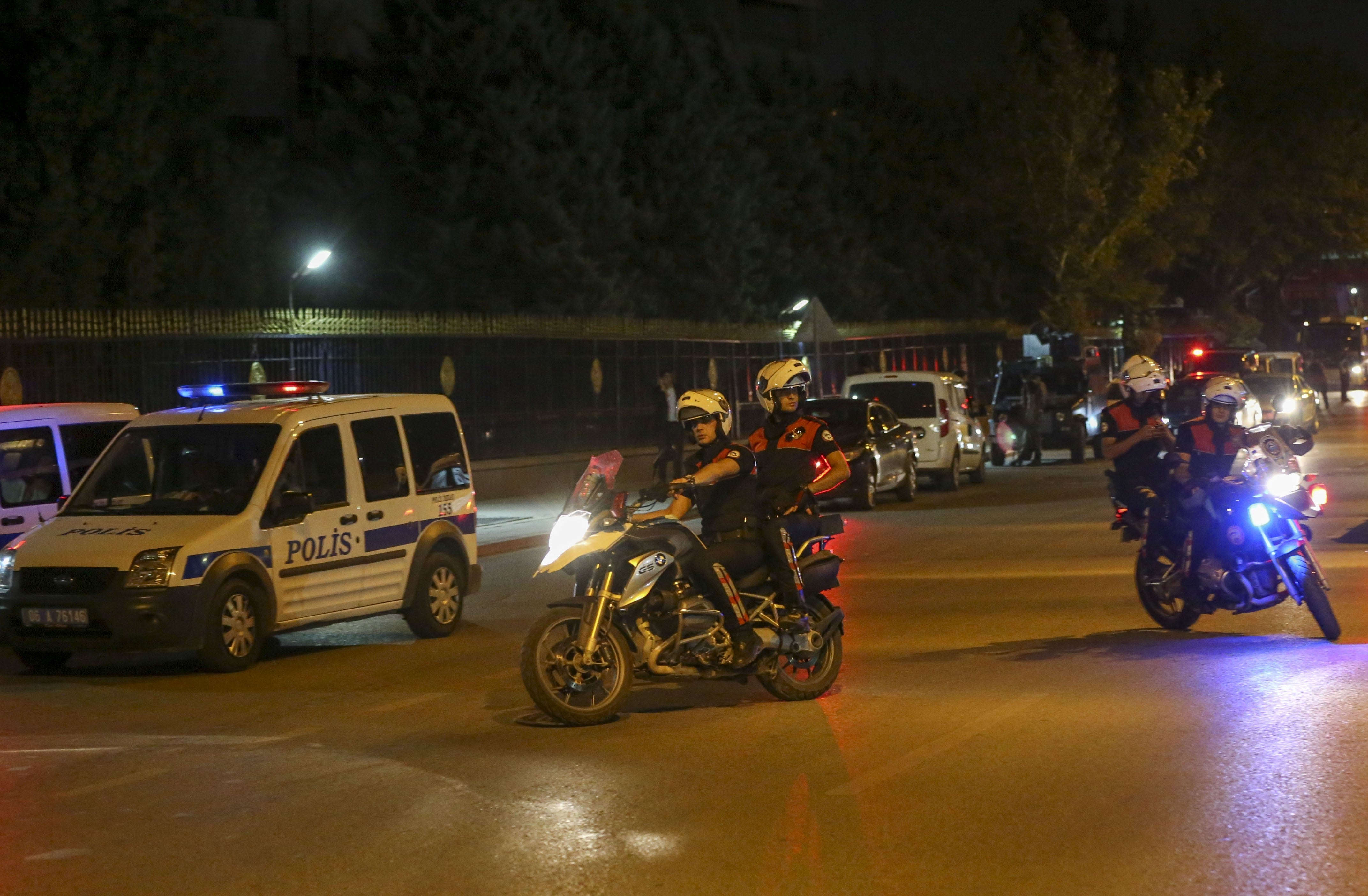 Los servicios de seguridad turcos son atacado por cazas y helicópteros Los servicios de seguridad turcos son atacado por cazas y helicópteros