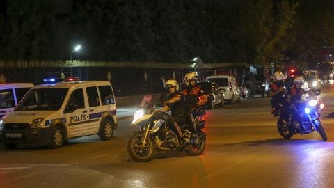 Uno de los puentes de Estambul, bloqueado por el Ej&eacute;rcito