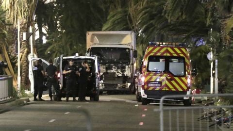 El cami&oacute;n tras el atentado en Niza