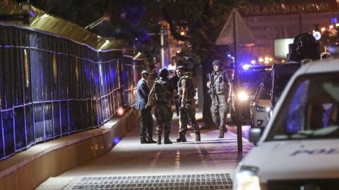 Soldados turcos salen a la calle para tomar el control del pa&iacute;s