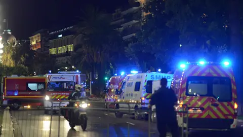 Ambulancias tras el atentado en Niza Ambulancias tras el atentado en Niza