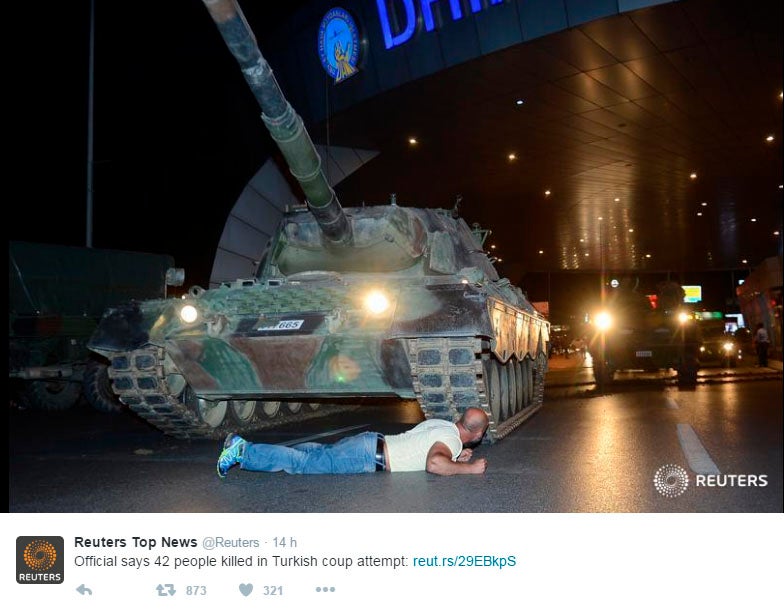 La foto de un hombre tumbado frente a un tanque en Turquía, símbolo de la respuesta al golpe de Estado La foto de un hombre tumbado frente a un tanque en Turquía, símbolo de la respuesta al golpe de Estado