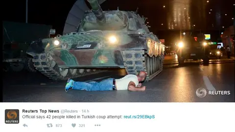 Foto de un hombre delante de un tanque Foto de un hombre delante de un tanque