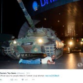 Foto de un hombre delante de un tanque