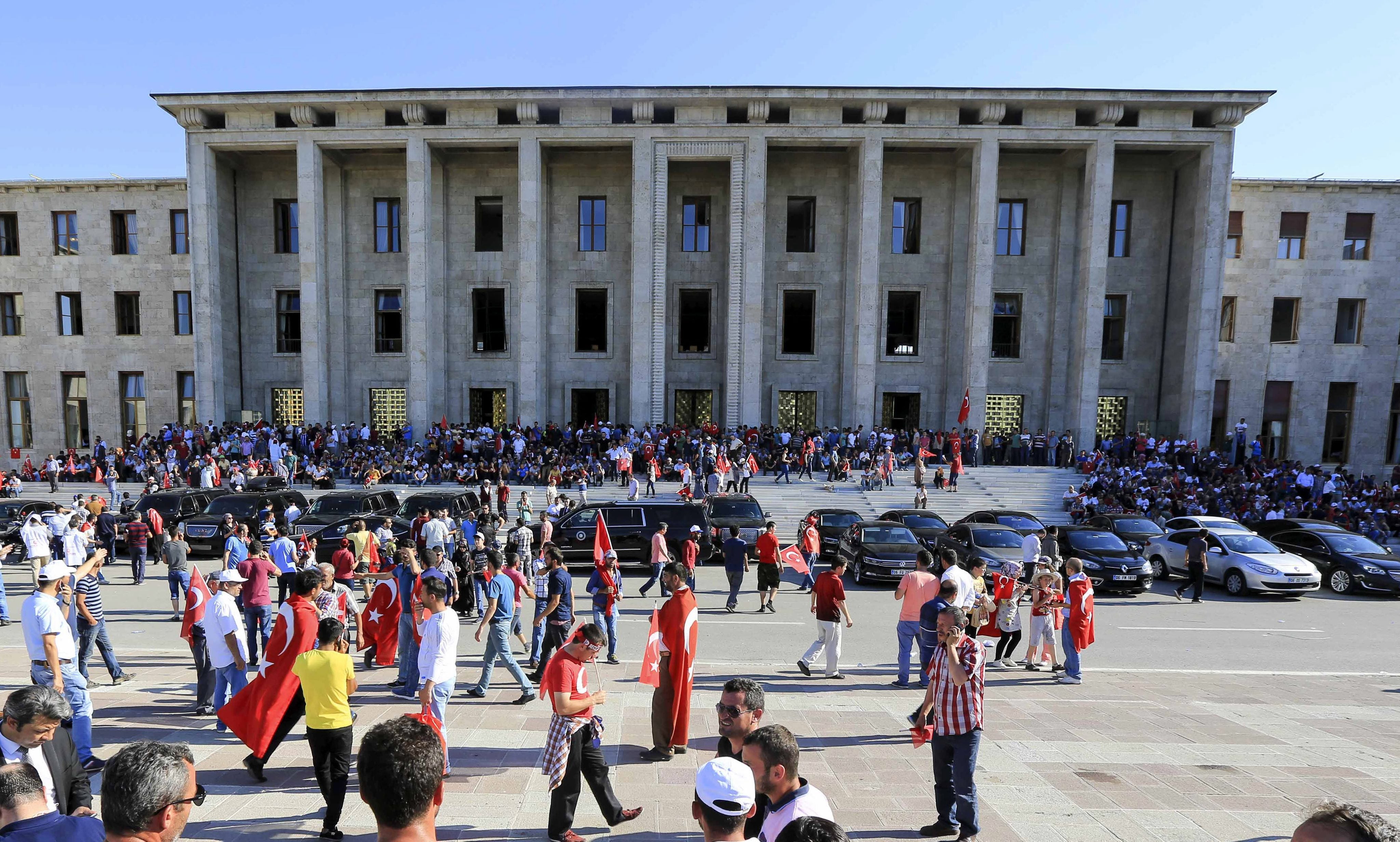 Miles de personas piden ante el Parlamento turco la reinstauración de la pena de muerte tras el intento de golpe Miles de personas piden ante el Parlamento turco la reinstauración de la pena de muerte tras el intento de golpe