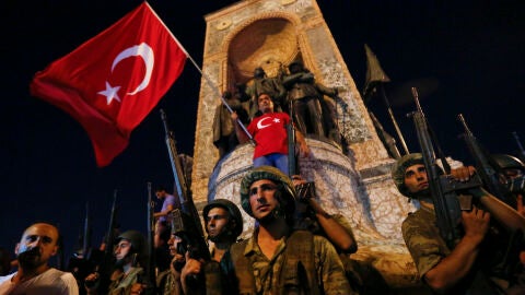 MIlitares frente a uno de los monumentos de Turqu&iacute;a