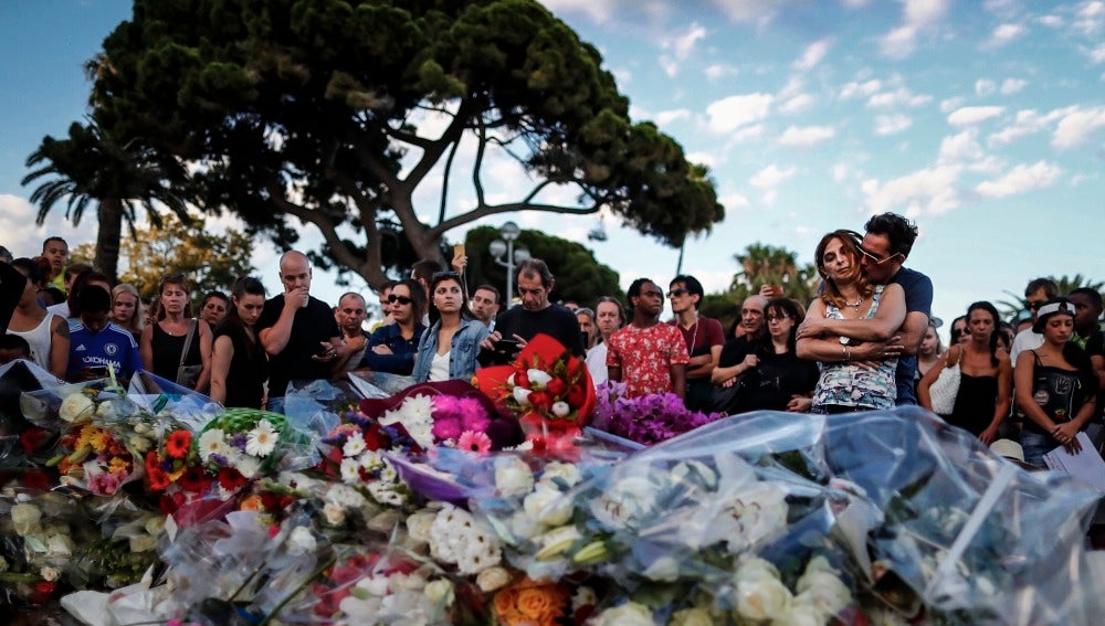 Flores por los fallecidos en el atentado en Niza