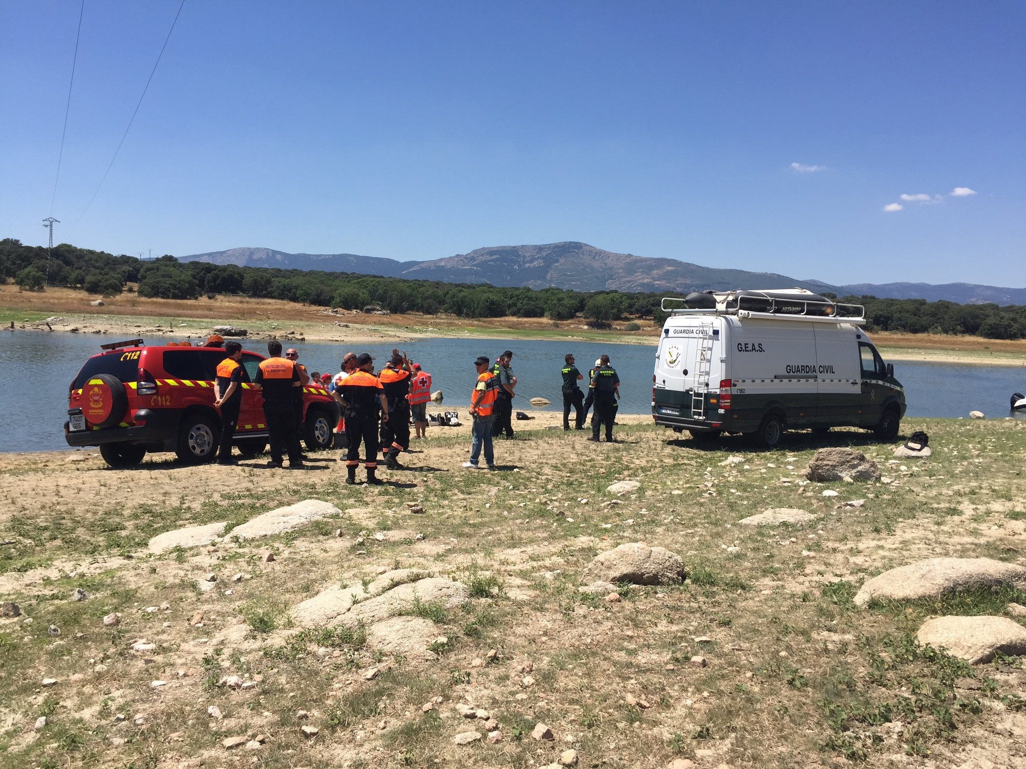 Mueren los dos ocupantes del helicóptero estrellado en el embalse de Valmayor, en Madrid Mueren los dos ocupantes del helicóptero estrellado en el embalse de Valmayor, en Madrid