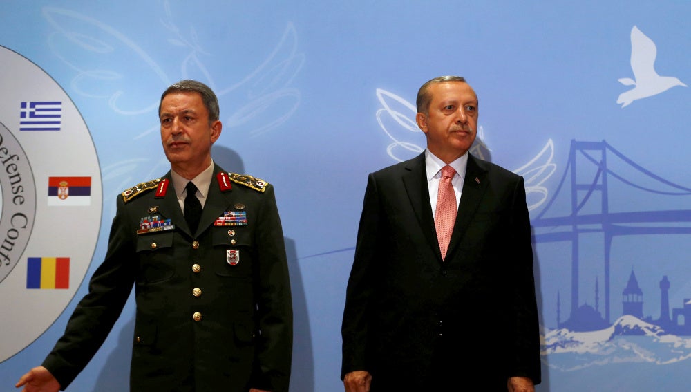 Hulusi Akar, jefe del Estado Mayor del Ejército turco, junto al presidente Tayyip Erdogan