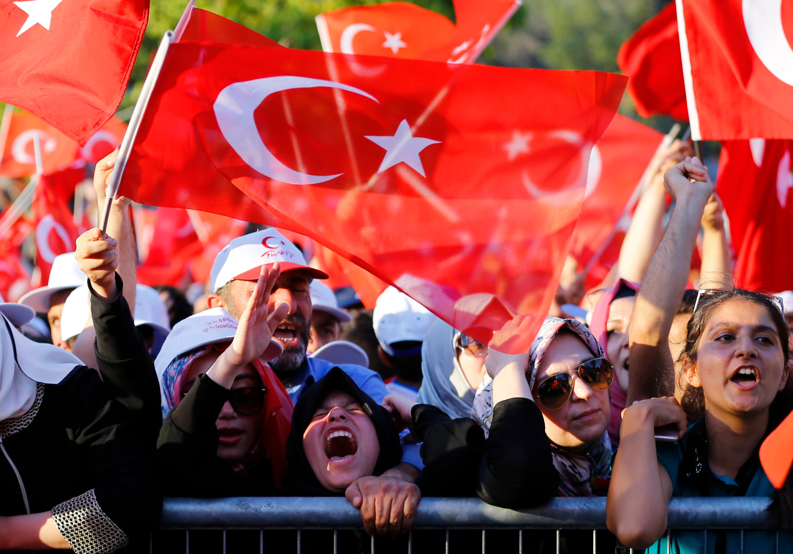 Tertulia: ¿Empieza a ser más historia que realidad el Estado turco laico? Tertulia: ¿Empieza a ser más historia que realidad el Estado turco laico?