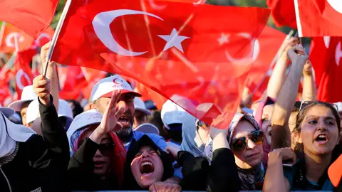 Los manifestantes celebran el fracaso del golpe de Estado en Turquía Los manifestantes celebran el fracaso del golpe de Estado en Turquía