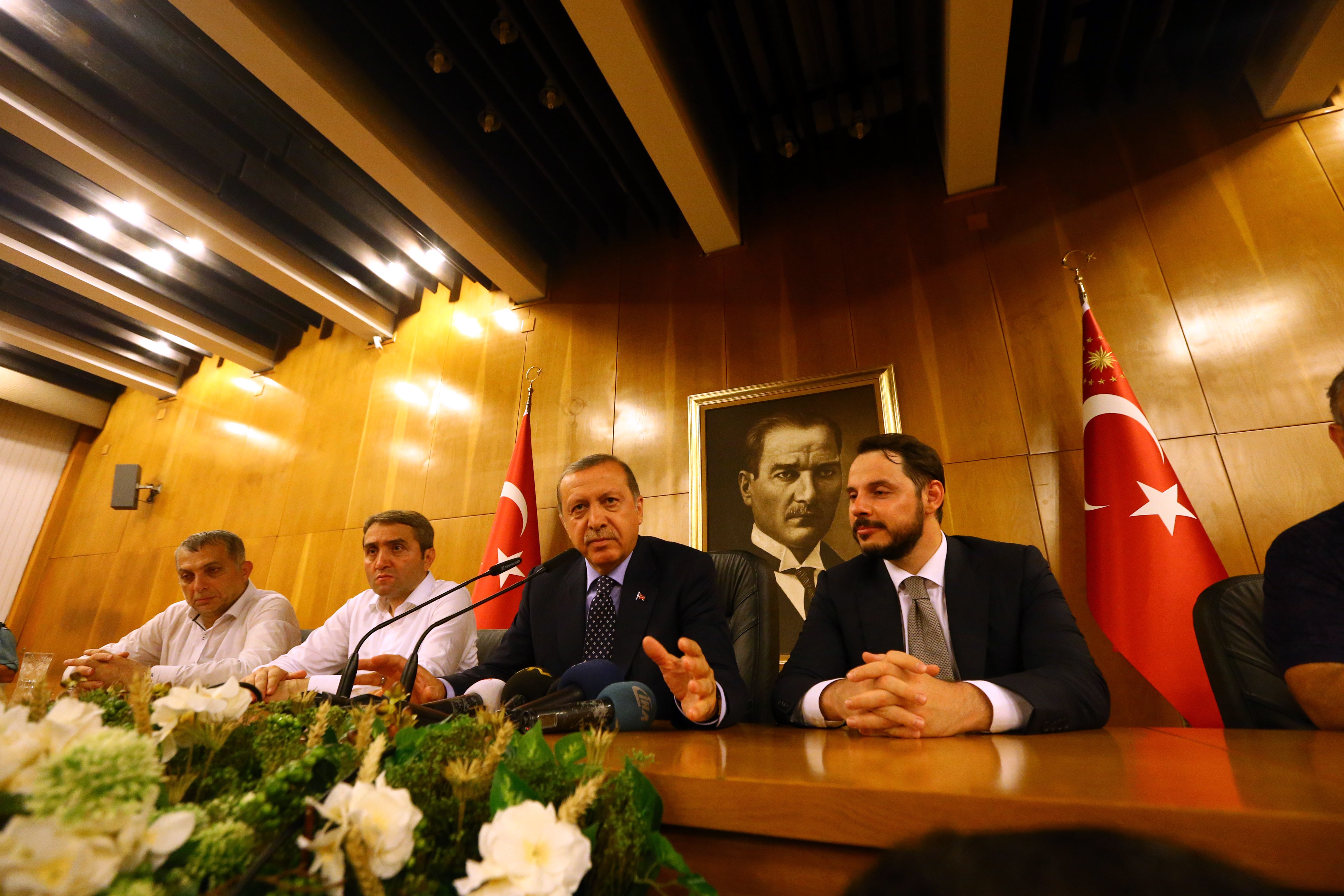 Erdogan pide a los ciudadanos que se "levanten" por la democracia a través de un SMS Erdogan pide a los ciudadanos que se "levanten" por la democracia a través de un SMS