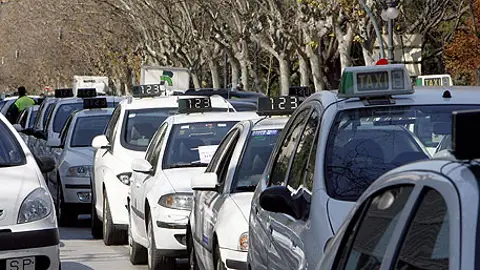 Imagen de archivo de unos taxis en Valencia Imagen de archivo de unos taxis en Valencia