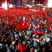 Miles de turcos celebran que el golpe de Estado haya fracasado