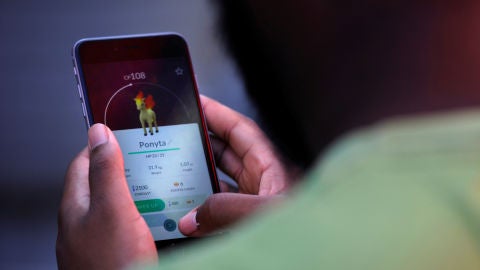 Usuario jugando a Pok&eacute;mon Go