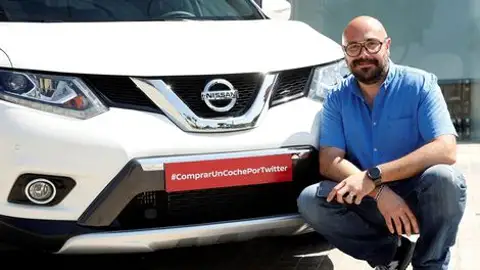 Raúl Escolano, el primer comprador de un coche a través de Twitter Raúl Escolano, el primer comprador de un coche a través de Twitter