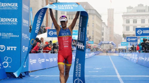 Mario Mola gana la s&eacute;ptima prueba del Mundial de Triatl&oacute;n en Hamburgo