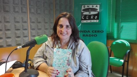 Arantza Portabales pone voz a los relatos de su libro «A Celeste la encontré en un rastrillo»