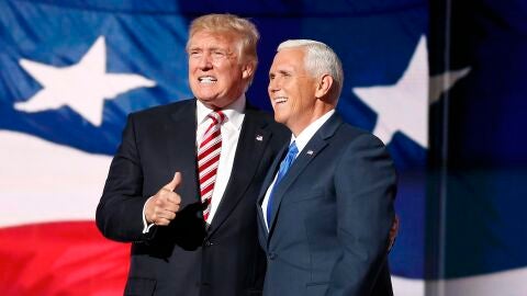 Mike Pence, acompa&ntilde;ado de Donald Trump.
