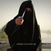 Un miembro de Daesh amenazando con un cuchillo (Archivo)
