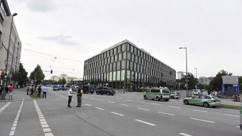 Varios veh&iacute;culos policiales desplegados en los alrededores del centro comercial donde se ha producido un tiroteo en M&uacute;nich, Alemania