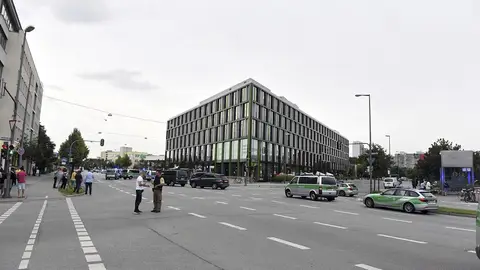 Varios vehículos policiales desplegados en los alrededores del centro comercial donde se ha producido un tiroteo en Múnich, Alemania Varios vehículos policiales desplegados en los alrededores del centro comercial donde se ha producido un tiroteo en Múnich, Alemania