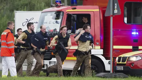 Numerosos agentes de la policía corren hacia el centro comercial donde se ha producido un tiroteo en Múnich, Alemania. Numerosos agentes de la policía corren hacia el centro comercial donde se ha producido un tiroteo en Múnich, Alemania.