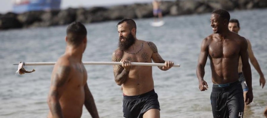Los jugadores del Tenerife matan a una cría de tiburón Los jugadores del Tenerife matan a una cría de tiburón