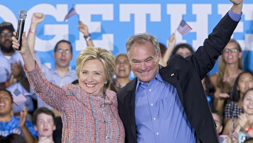 Fotografía del 14 de julio, de la candidata demócrata a la presidencia de Estados Unidos, Hillary Clinton (i) saludando junto al senador demócrata por Virginia, Tim Kaine