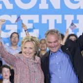 Fotografía del 14 de julio, de la candidata demócrata a la presidencia de Estados Unidos, Hillary Clinton (i) saludando junto al senador demócrata por Virginia, Tim Kaine
