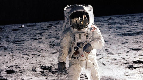 Todav&iacute;a hay quien niegan la llegada de Armstrong a la Luna. Tan solo en Gran Breta&ntilde;a, el 52% de los ciudadanos lo considera un fraude. Ana Mart&iacute;nez habla con el primer astronauta espa&ntilde;ol en viajar al espacio, Michael Lopez, que tiene total confianza en que el aterrizaje se efectu&oacute;
