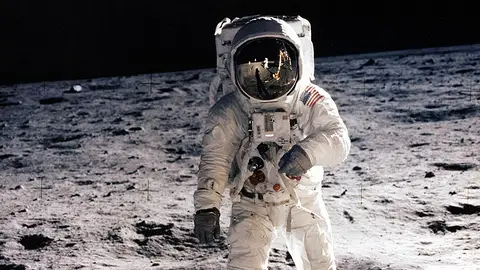 INFORME EN EL CAMINO Todavía hay quien niegan la llegada de Armstrong a la Luna. Tan solo en Gran Bretaña, el 52% de los ciudadanos lo considera un fraude. Ana Martínez habla con el primer astronauta español en viajar al espacio, Michael Lopez, que tiene total confianza en que el aterrizaje se efectuó