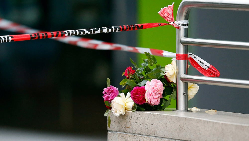 Flores en homenaje a las víctimas del tiroteo en Múnich