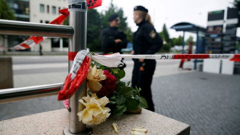 Un ramo de flores en homenaje a las v&iacute;ctimas del tiroteo en M&uacute;nich