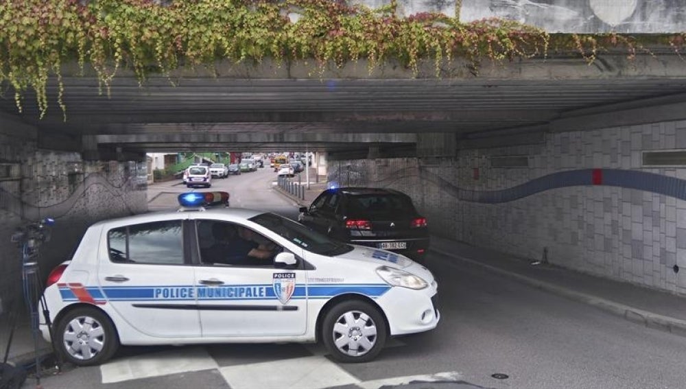 Un coche de la policía bloquea un túnel subterráneo cerca de donde se ha producido el secuestro en Normandía